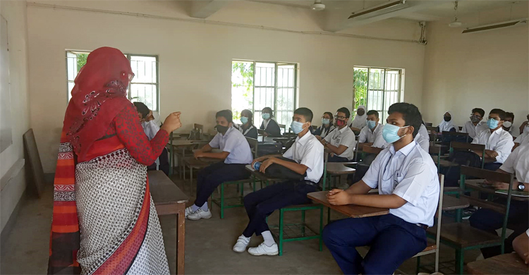 অভিভাবকদের ভিড় নেই, স্বাস্থ্যবিধি মেনেই ক্লাসে শিক্ষার্থীরা