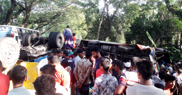 মাগুরায় বাস-ট্রাকের মুখোমুখি সংঘর্ষে নিহত ২