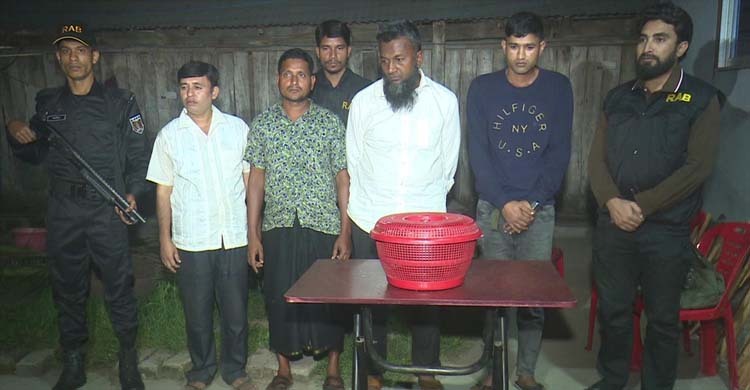খুলনায় তক্ষকসহ গ্রেফতার ৩