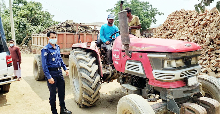 পাকা রাস্তায় মাটি ফেলে জনদুর্ভোগ, ৫ ব্যবসায়ীকে জরিমানা