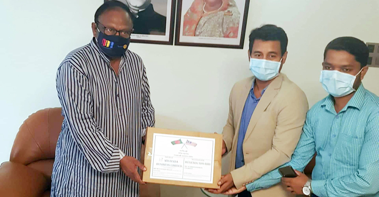 বাণিজ্যমন্ত্রীর কাছে হাইজেনিয়ার হালাল মাস্ক হস্তান্তর