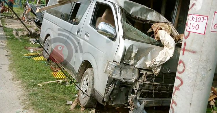 নিয়ন্ত্রণ হারিয়ে চায়ের দোকানে মাইক্রোবাস, নিহত দুই