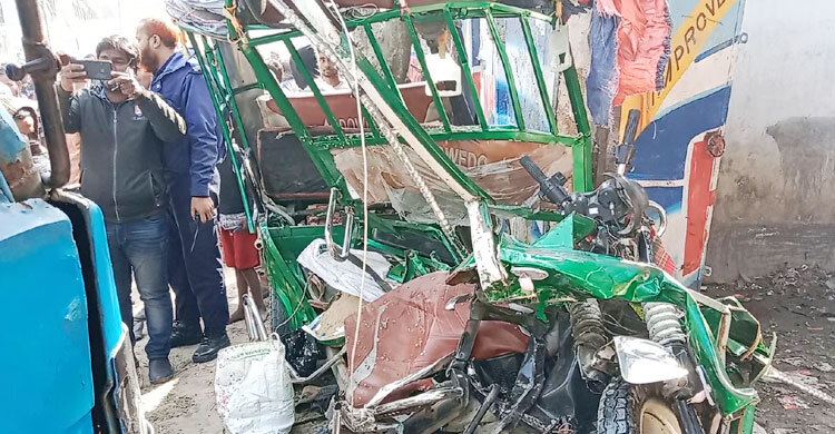 গাইবান্ধায় ট্রাকচাপায় প্রাণ গেলো অটোরিকশার দুই যাত্রীর