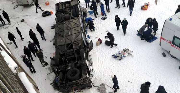 রাশিয়ায় সেতু থেকে নদীতে বাস, নিহত ১৫