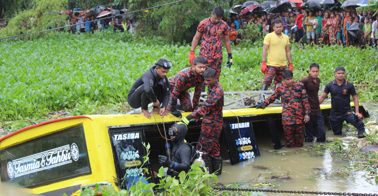 ২১ জন নিখোঁজের খবর গুজব, খালে পড়া বাসের ভেতর কেউ নেই
