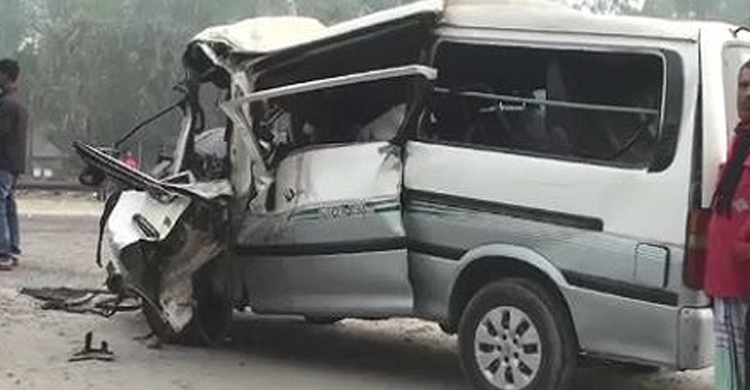 ট্রাকের পেছনে মাইক্রোবাসের ধাক্কায় নিহত ২