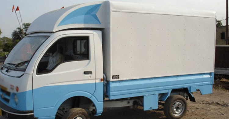 কাভার্ডভ্যানের চাপায় বাবা নিহত, ছেলে আহত