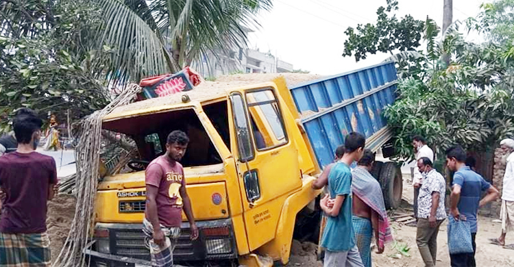 বালুভর্তি ট্রাক নিয়ন্ত্রণ হারিয়ে গাছে ধাক্কা, চালক নিহত