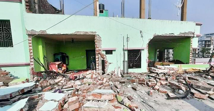 নারায়ণগঞ্জে গ্যাস লাইন বিস্ফোরণে উড়ে গেছে ভবনের দেয়াল-আসবাবপত্র