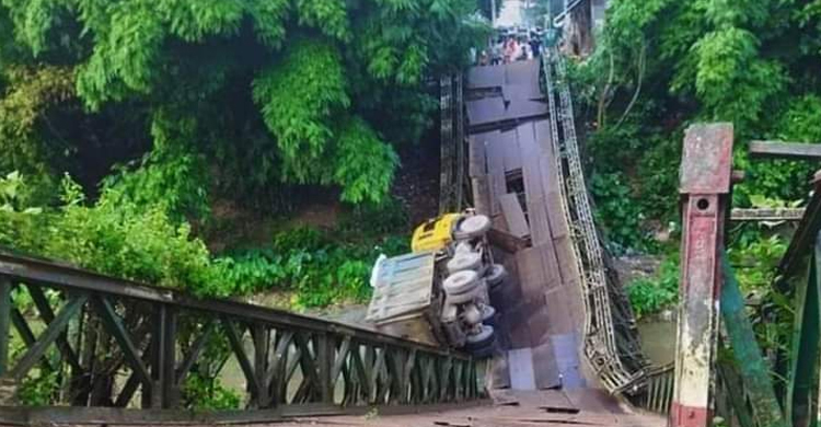 ব্রিজ ধসে খালে পড়ল পাথরবোঝাই ট্রাক