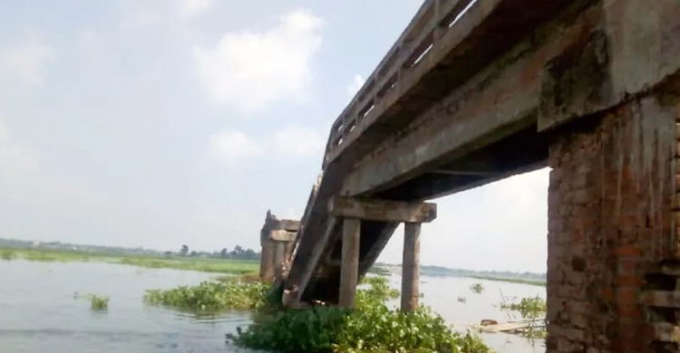 নৌকার ধাক্কায় ভেঙে পড়লো ব্রিজ