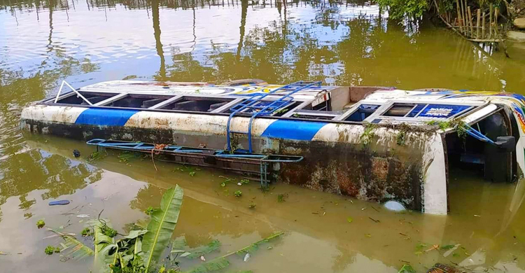 সুনামগঞ্জে দ্রুতগতির বাস নিয়ন্ত্রণ হারিয়ে খাদে, আহত ৩০