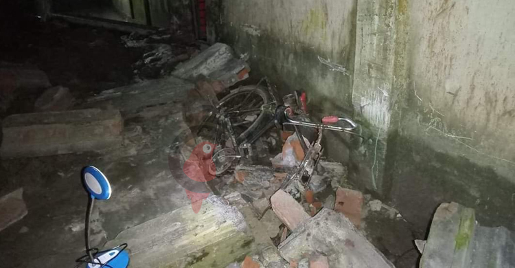 বাড়ির সীমানা প্রাচীর ভেঙে প্রাণ গেলো সাইকেল আরোহীর
