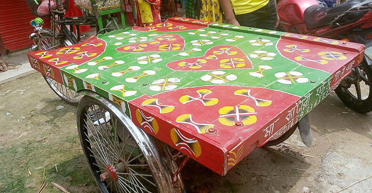 পাখিভ্যান থেকে পড়ে বাবা আহত, ছেলে নিহত