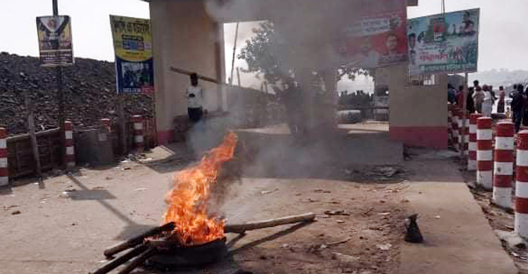 ফতুল্লায় ট্রলারডুবি: নিখোঁজদের সন্ধান দাবিতে বিক্ষোভ