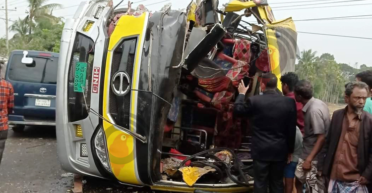 পিকনিক বাসের সঙ্গে ট্রাকের সংঘর্ষ, নিহত ১