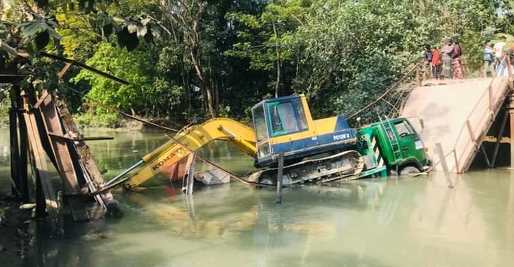 ব্রিজ ভেঙে ট্রাকসহ খননযন্ত্র খালে, দুর্ভোগে ১২ হাজার মানুষ