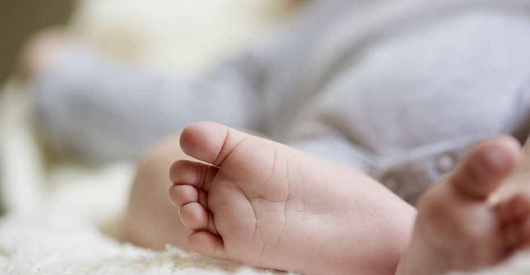 মা গেলেন ঘরে গামছা আনতে, বালতির পানিতে ডুবে মারা গেলো শিশু