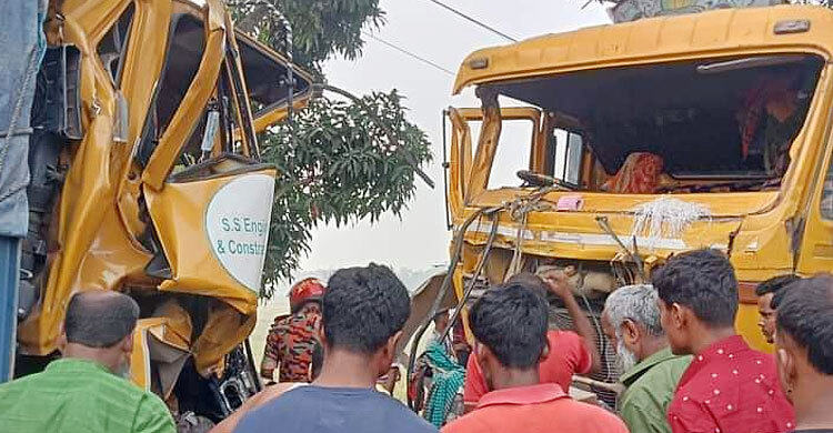 দাঁড়িয়ে থাকা ট্রাকে আরেক ট্রাকের ধাক্কা, চালক নিহত