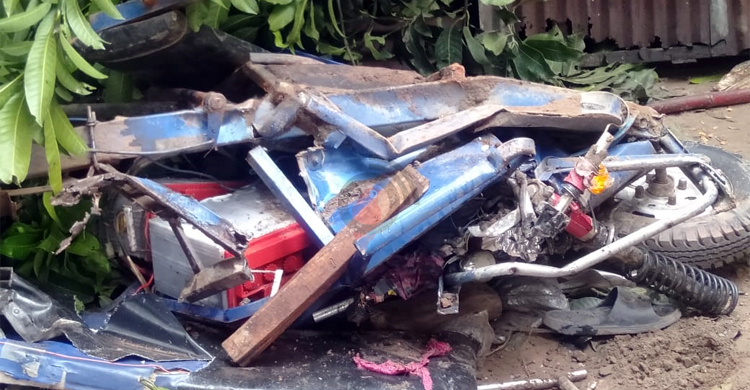 নিয়ন্ত্রণহীন কাভার্ডভ্যানের চাপায় নিহত ৫