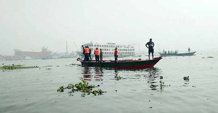 ধলেশ্বরীতে বাল্কহেডের ধাক্কায় যাত্রীবাহী ট্রলারডুবি