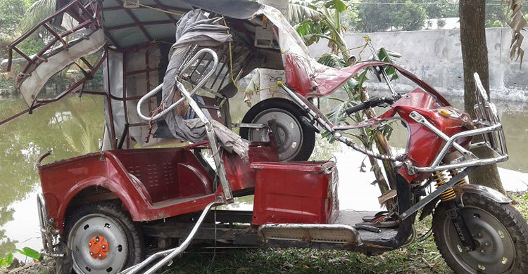 লরিচাপায় অটোরিকশার দুই যাত্রী নিহত