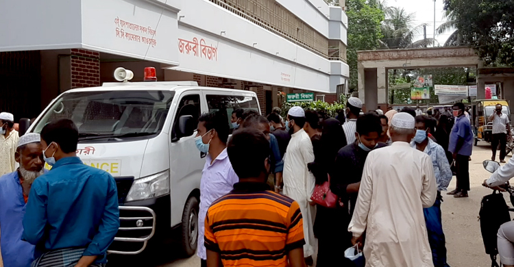 অবিশ্বাস্য, বুকে ছুরি নিয়ে ১২ ঘণ্টায় চার হাসপাতাল ঘুরে ঢাকায়