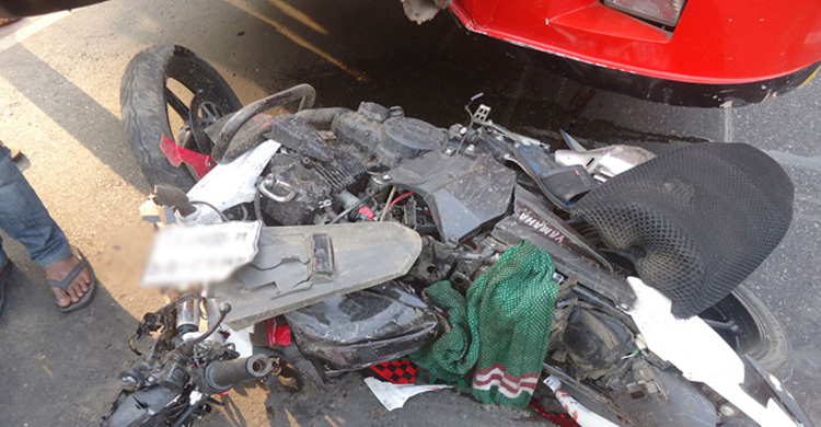 তিন মোটরসাইকেল আরোহীকে চাপা দিল ট্রাক