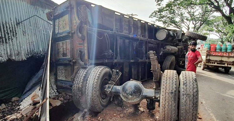 দাঁড়িয়ে থাকা রিকশায় ট্রাকের ধাক্কা, নিহত ৩