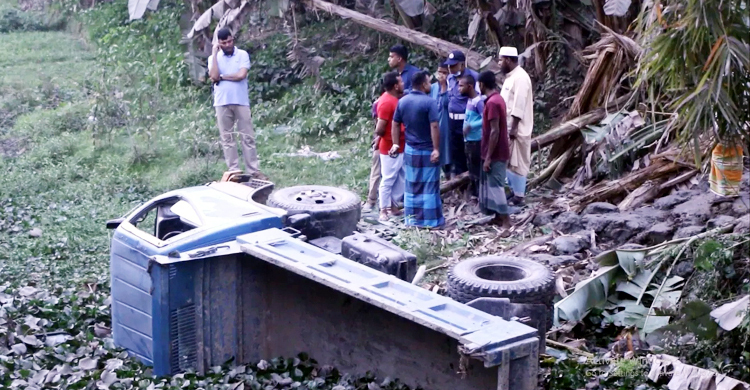 পিকআপ উল্টে মা-মেয়েসহ নিহত ৩