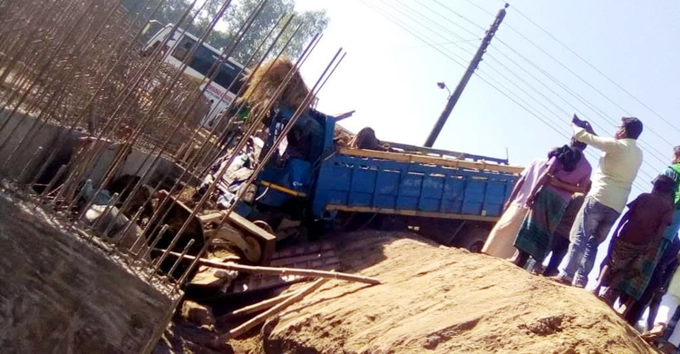 গরুবোঝাই ট্রাক খাদে, পাহারাদার ও ১৩ গরুর মৃত্যু