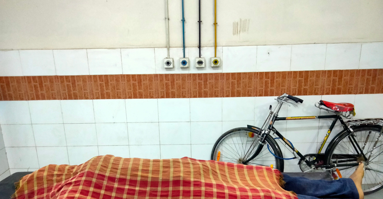 সন্তানের জন্য ফল কিনে বাড়ি ফেরা হলো না দম্পতির