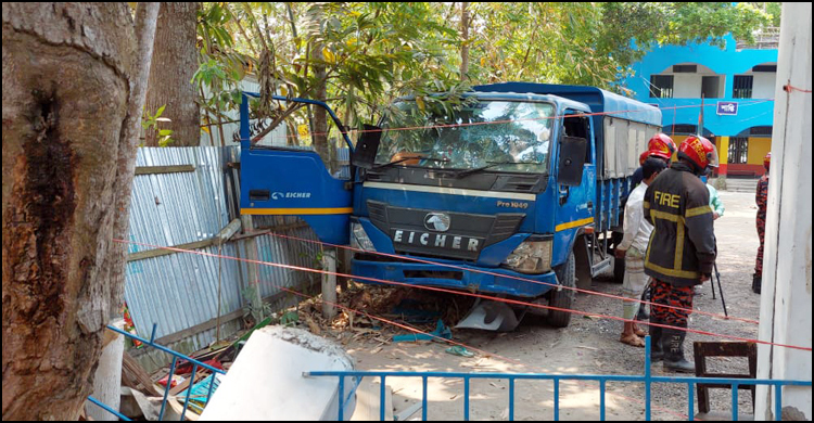 স্কুলে পিকআপ চাপায় শিক্ষার্থী-শিক্ষিকা নিহত