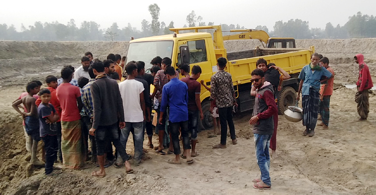 উল্লাপাড়ায় ডাম্প ট্রাকের চাপায় স্কুলছাত্র নিহত