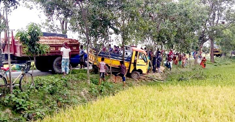 নিয়ন্ত্রণ হারিয়ে অটোরিকশাকে চাপা দিল পিকআপ