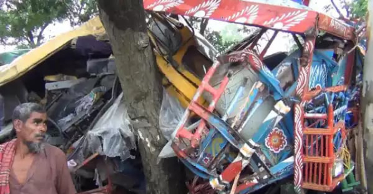 সিরাজগঞ্জে বাজারে নিয়ন্ত্রণহীন ট্রাক, নিহত বেড়ে ৩