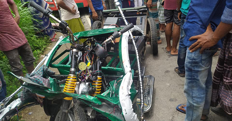 এক অটোরিকশায় দুই বাসের চাপা, নিহত ২
