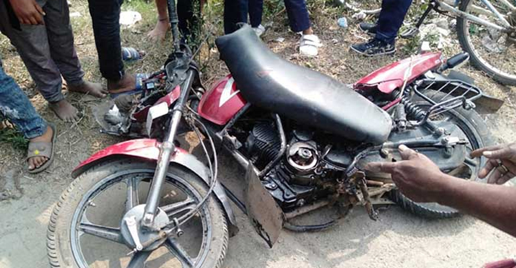 মোটরসাইকেলে অজ্ঞাত গাড়ির ধাক্কা, খাদে পড়ে প্রাণ গেল দুই আরোহীর