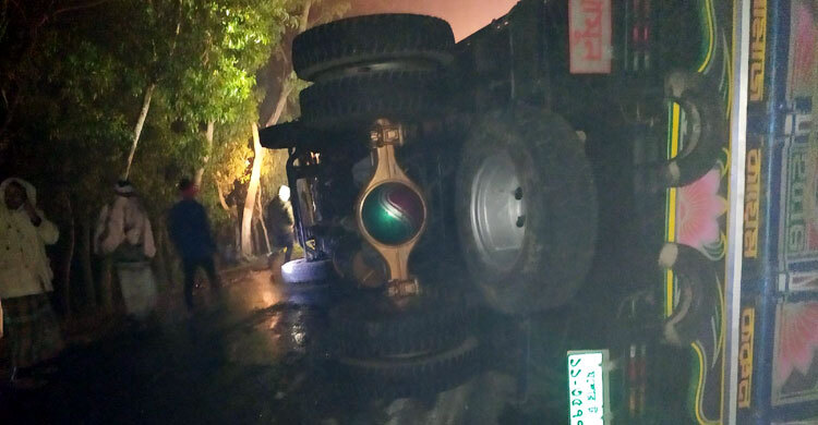 রিকশার ওপর উঠে গেল মাছবোঝাই ট্রাক, নিহত ২