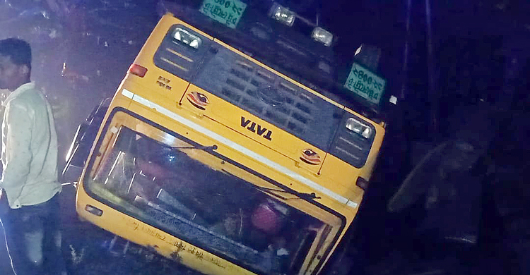 চার গাড়ির সংঘর্ষে প্রাণ গেল দুই চালকের