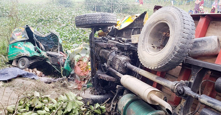 ট্রাকচাপায় সিএনজির চালকসহ নিহত ২
