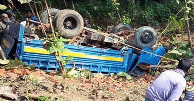 গরু চুরি করে পালাতে গিয়ে পিকআপ উল্টে নিহত ১, আটক ২