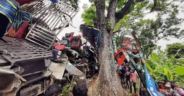বরিশালে সড়ক দুর্ঘটনায় হতাহত ১৮ জনের পরিচয় মিলেছে