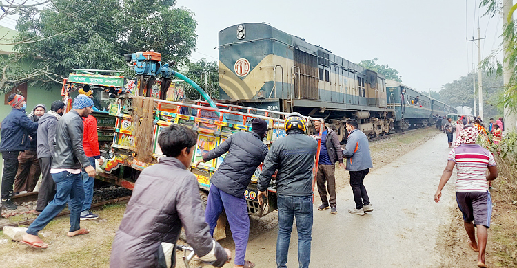 চাঁপাইনবাবগঞ্জে ট্রেন-ভটভটি সংঘর্ষে নিহত ৩