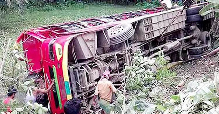 নিয়ন্ত্রণ হারিয়ে খাদে যাত্রীবাহী বাস, নিহত ৩