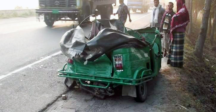 সিএনজি-ট্রাক্টর সংঘর্ষে প্রাণ গেল শ্রমিকের