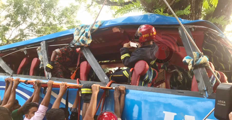 বরিশালে সড়ক দুর্ঘটনায় হতাহত ১৮ জনের পরিচয় মিলেছে