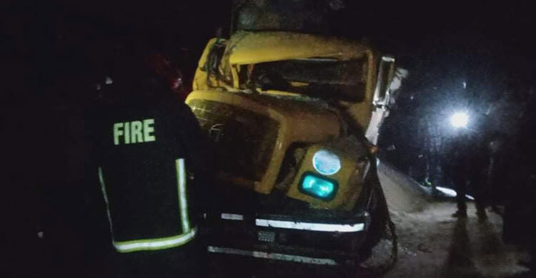 হবিগঞ্জে বাস-ট্রাকের ত্রিমুখী সংঘর্ষে ৪ জনের প্রাণহানি