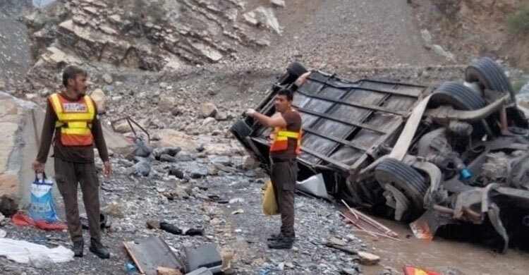 19 die after bus falls into ravine in Pakistan