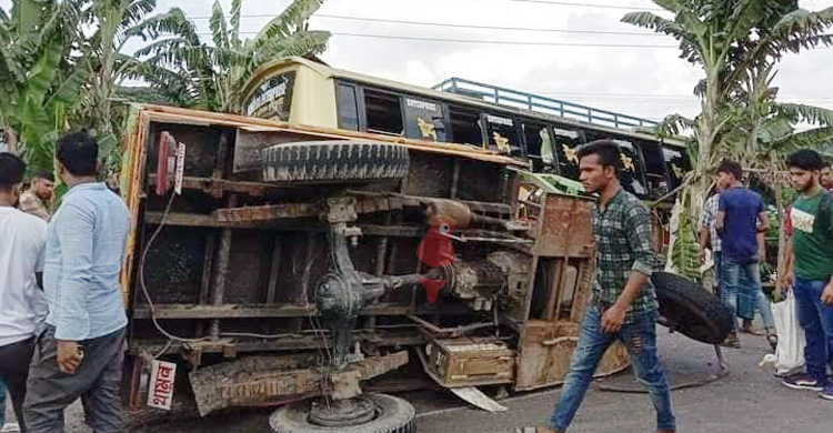 3 killed as bus hits trolley in Barishal